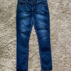 Shaping skinny Levi’s